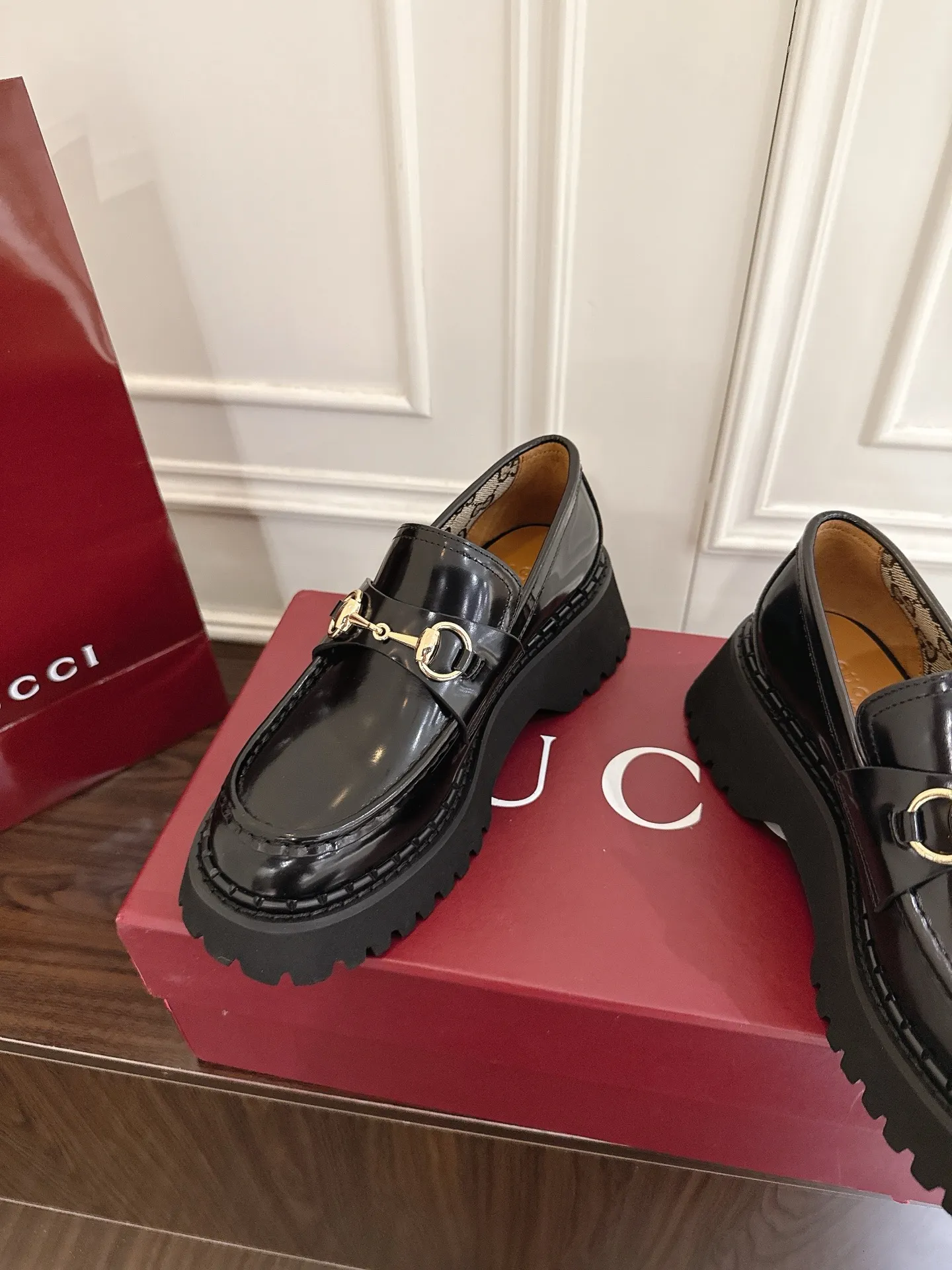 👟👟Ex-factory price 560👟👟 Gucci loafers with horsebit groove soles. As a tribute to the brand's equestrian roots, the horsebit has gone through years of baptism, integrating its rich historical heritage and modern fashion into one. Cowhide surface, sole thickness 5cm, size: 35-42# 39-46#